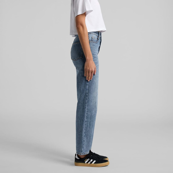 Straight leg jeans in light blue, showcased on a model wearing a white cropped t-shirt and black shoes.