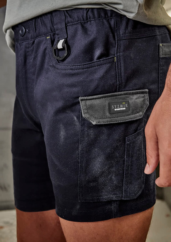 Men's rugged work shorts in navy blue featuring a contrasting pocket and an adjustable waistband. A logo is visible.