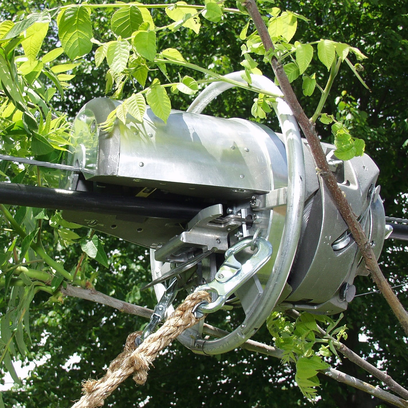 How an Aerial Cable Lasher Secures Fiber to Messenger Wire