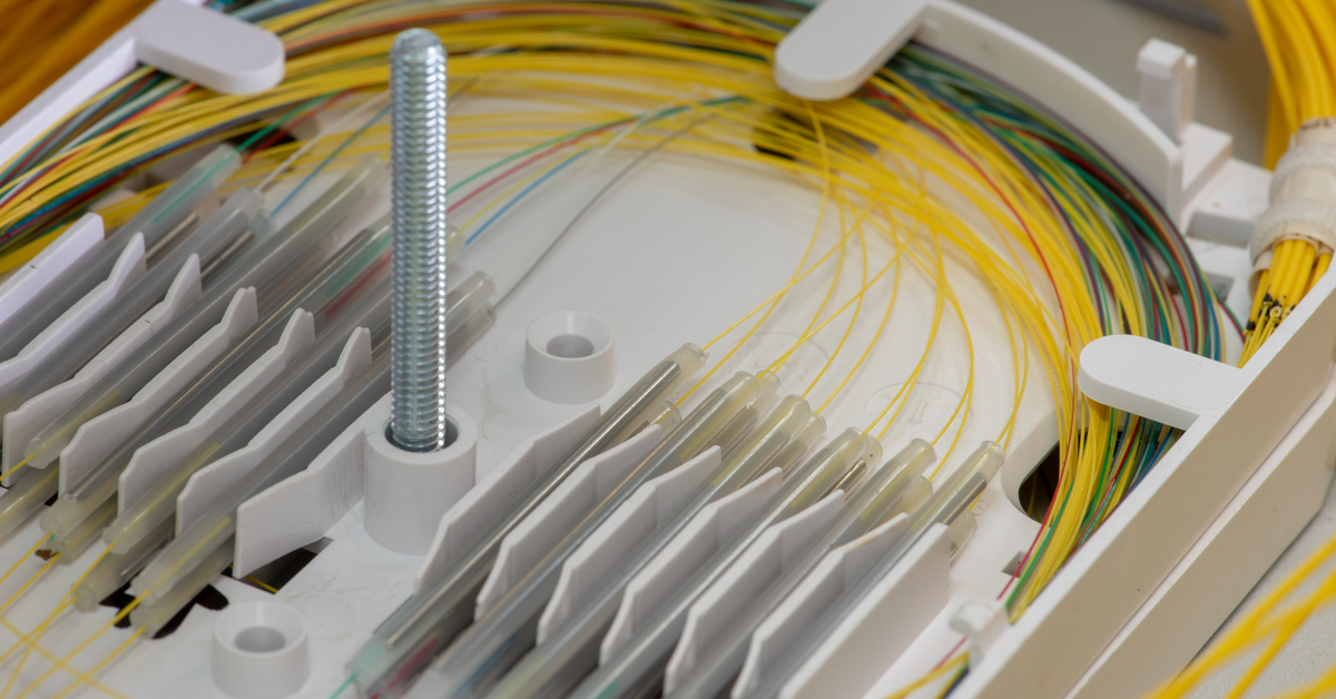 Organizing Fibers Inside a Splice Enclosure Panel