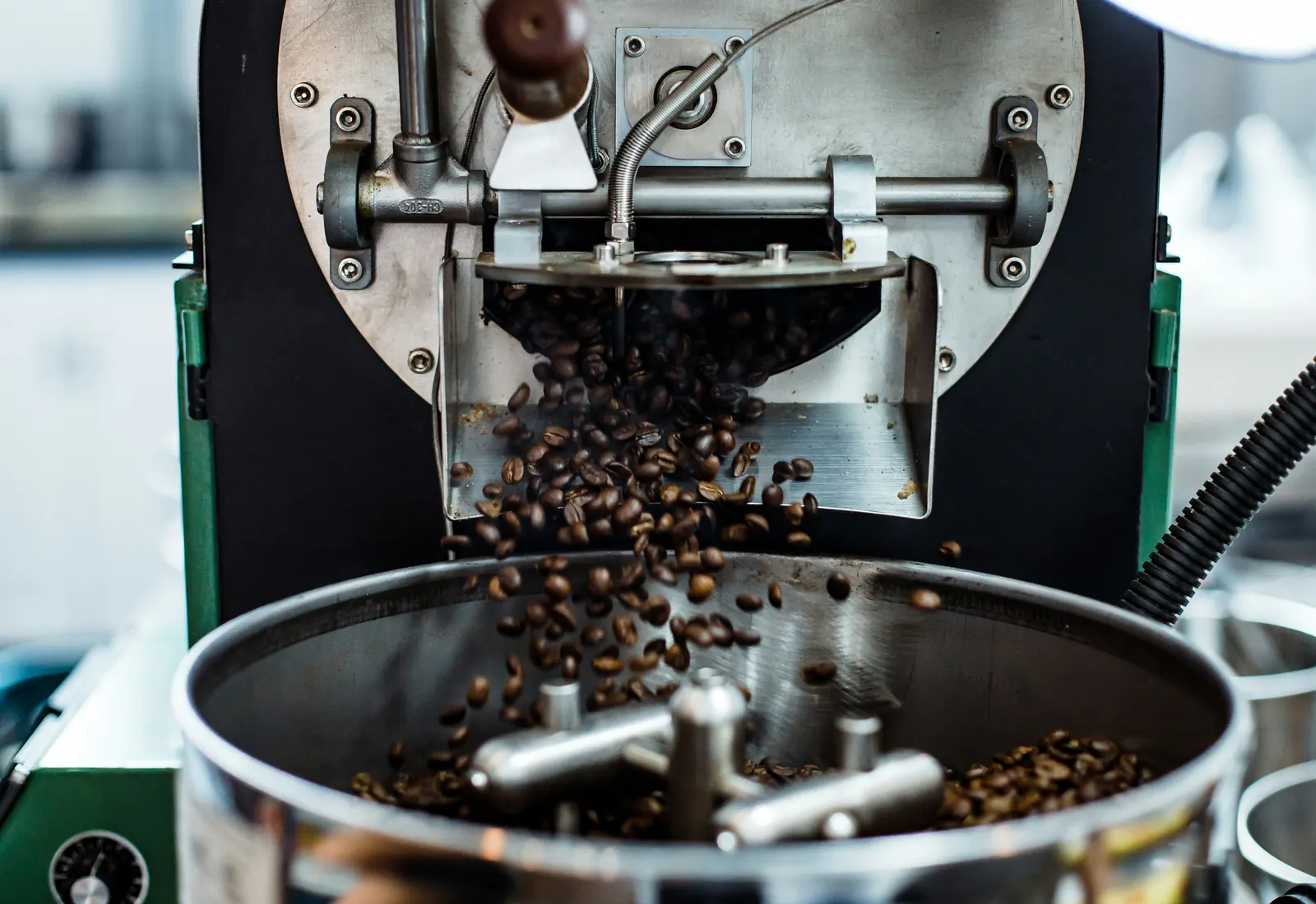 Kaffeebohnen in einer Röstmaschine