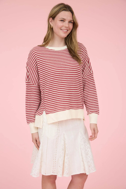 STRIPE EXPOSED SEAM SPLIT HEM KNIT TOP