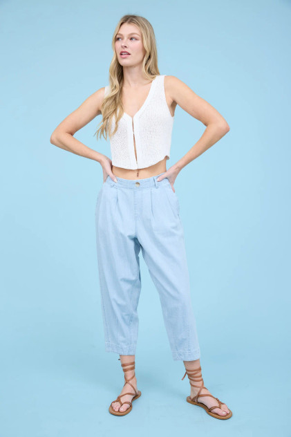 HIGH WAIST PLEATED DENIM CAPRI PANTS