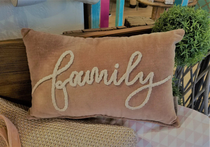 VELVET PILLOW WITH SAYING FAMILY