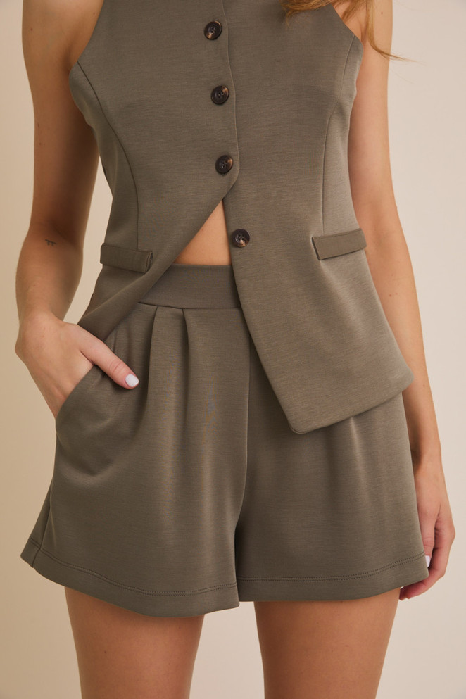 BOAT NECK STRAP BUTTON UP TOP