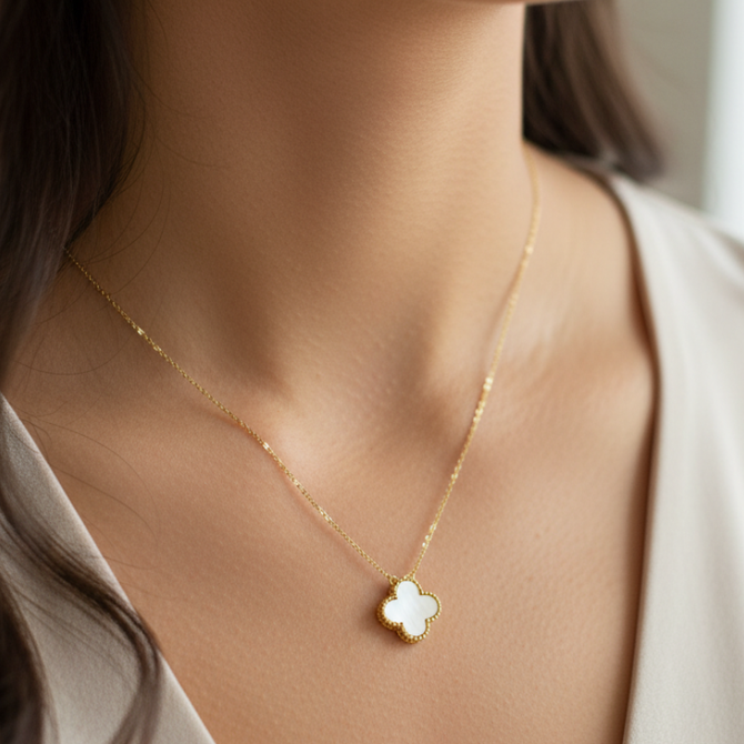 MOTHER OF PEARL CLOVER PENDANT NECKLACE