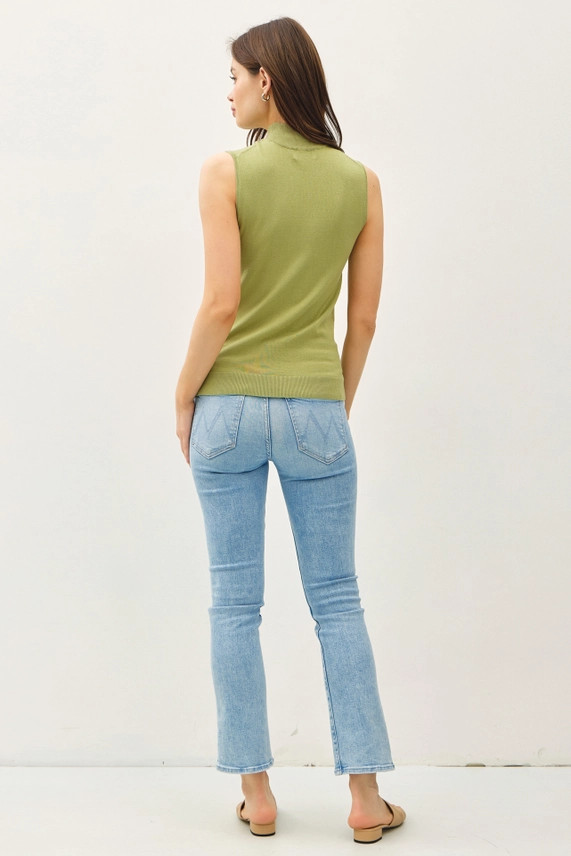 LIGHTWEIGHT MOCK NECK SLEEVELESS SWEATER