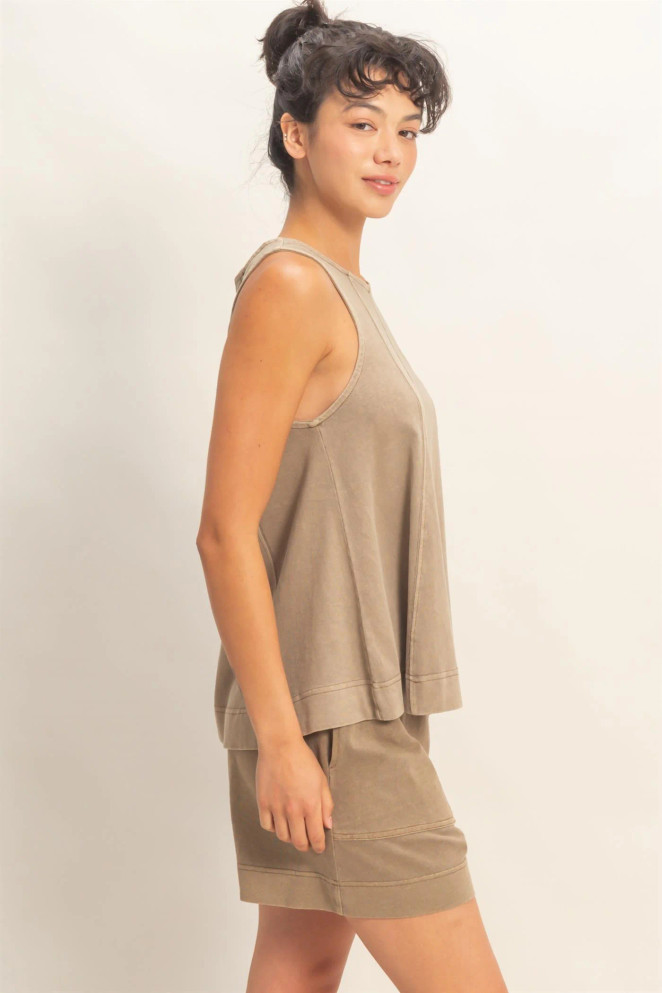 SLEEVELESS ROUND NECK FLOW TOP
