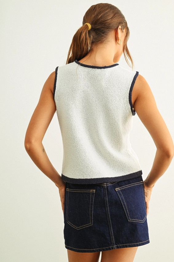 CONTRASTED PIPING FLAG KNITTED TOP