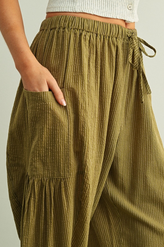PINSTRIPED LOOSE PANTS WITH POCKETS