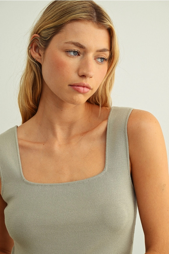 ESSENTIAL SLEEVELESS RIBBED KNIT TOP