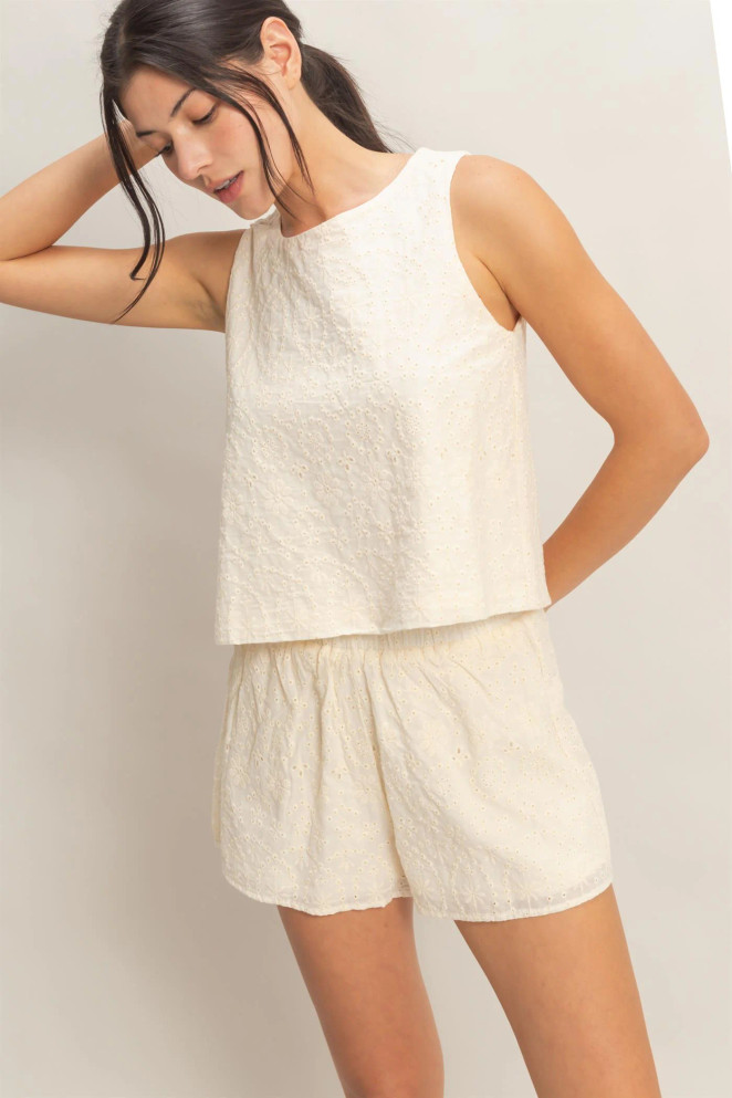 EYELET SLEEVELESS BACK BUTTON TOP