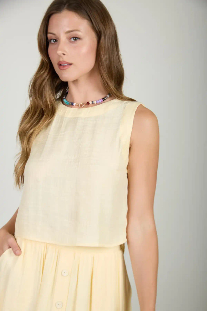 TEXTURED SLEEVELESS BACK BUTTON TOP