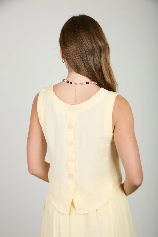 TEXTURED SLEEVELESS BACK BUTTON TOP