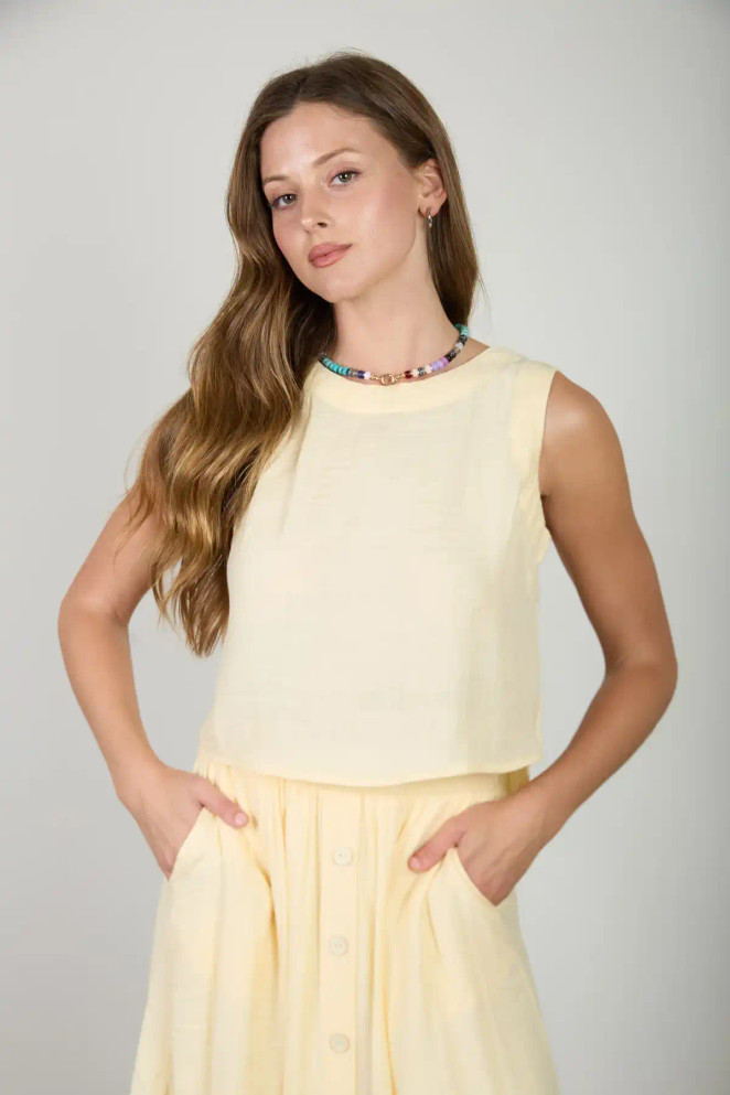 TEXTURED SLEEVELESS BACK BUTTON TOP