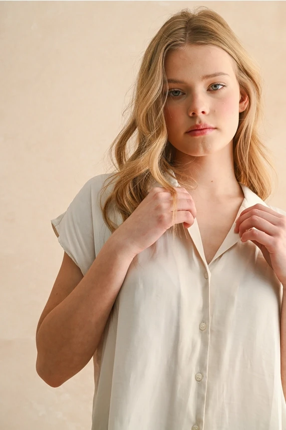 LIGHTWEIGHT BUTTON DOWN CAP SLEEVE SHIRT