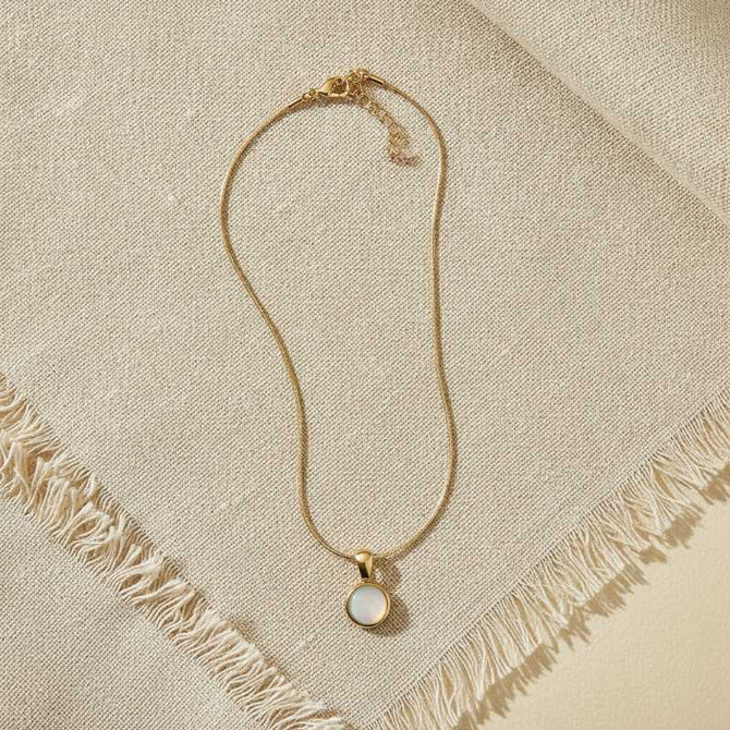 GOLD SNAKE CHAIN NECKLACE WITH ROUND MOTHER OF PEARL PENDANT