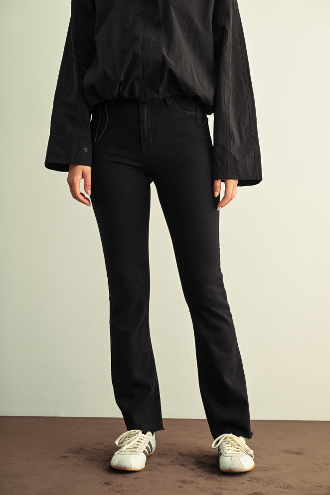 SLIM BOOTCUT WITH SCISSOR CUT