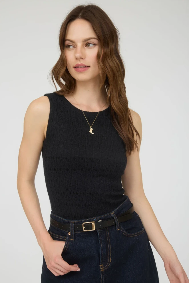 ROUND NECK SLEEVELESS TEXTURED KNIT TOP