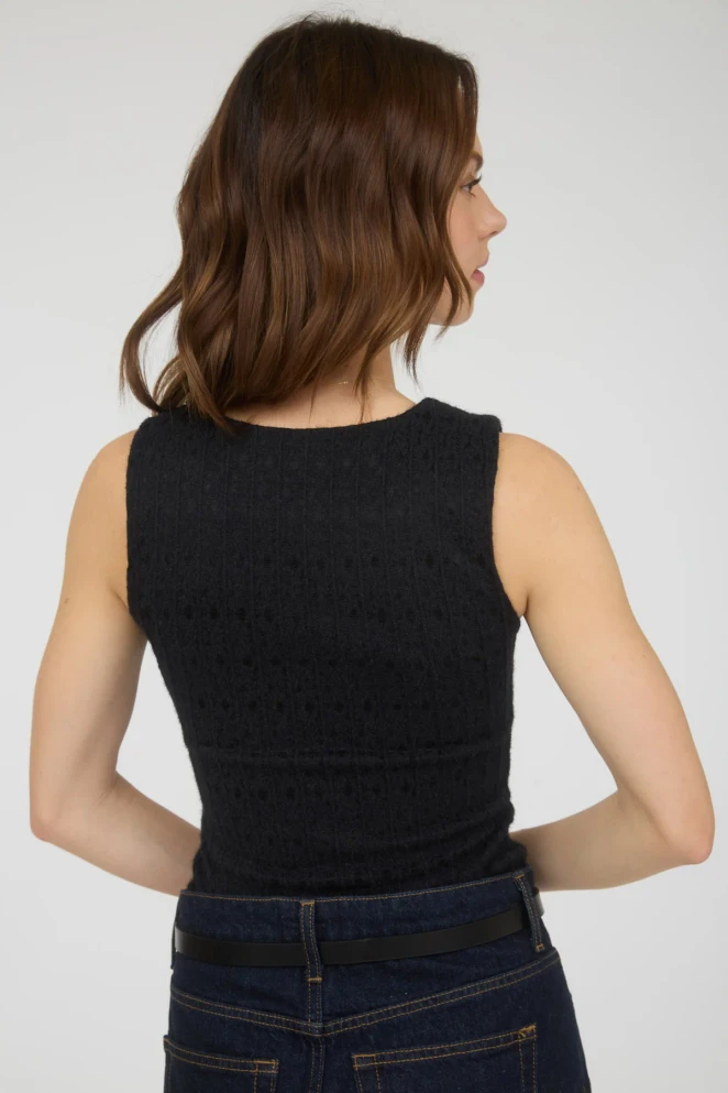 ROUND NECK SLEEVELESS TEXTURED KNIT TOP
