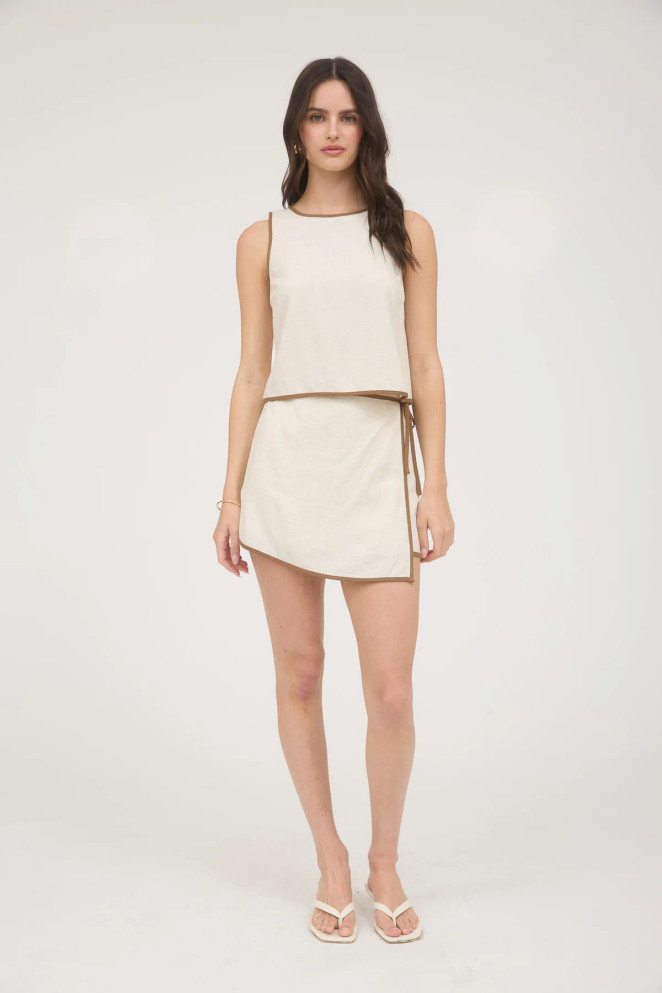 CONTRAST TRIM SLEEVELESS LINEN CROP TOP