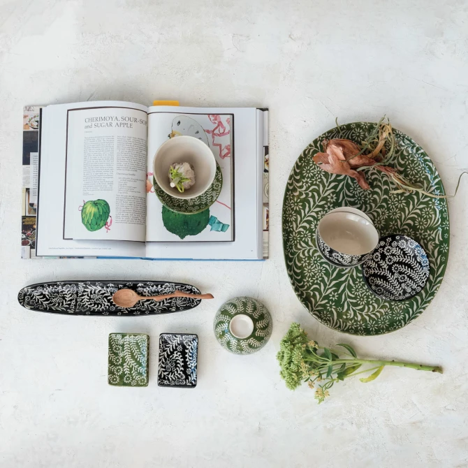 STONEWARE DISH WITH WAX RELIEF BOTANICALS