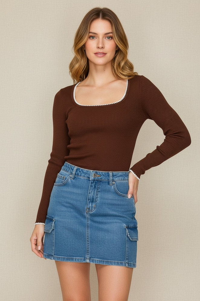 CONTRASTING SCALLOP STITCH TOP