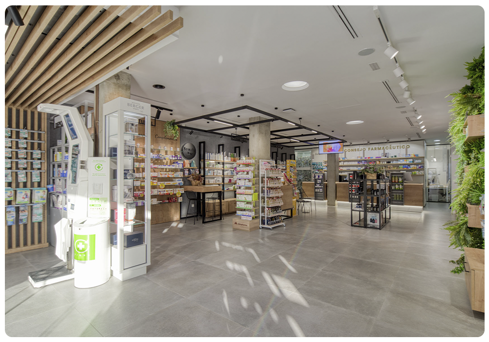Interior de la Farmacia Javier Martí en Paiporta