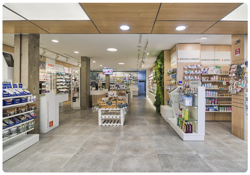 Interior de la Farmacia Javier Martí en Paiporta