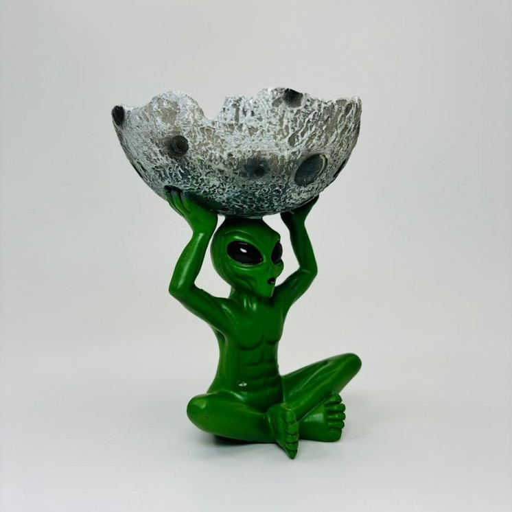 Alien Holding Moon - Ash Tray - 3181