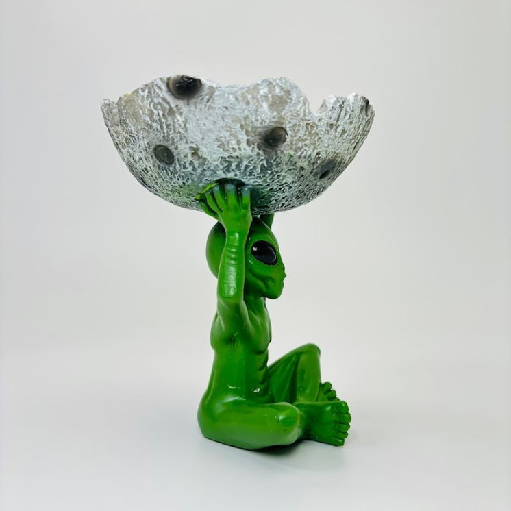 Alien Holding Moon - Ash Tray - 3181