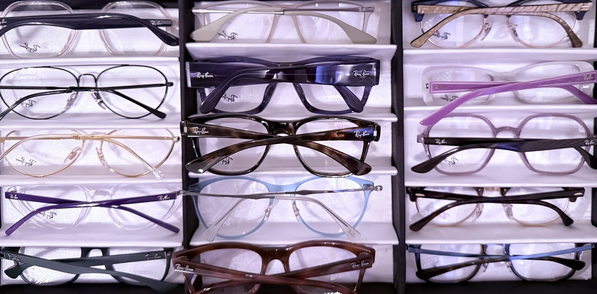 Fifteen Ray-Ban optical frames from Kit #2 arranged in display rows, showing square and round silhouettes in Havana opal brown, transparent crystal, sand-green matte and Arista gold finishes. Fifteen Ray-Ban optical frames from Kit #2 arranged in display rows, showing square and round silhouettes in Havana opal brown, transparent crystal, sand-green matte and Arista gold finishes.