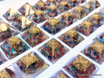 Chakra Stones Chips Petite Orgonite Pyramid - 25 mm Chakra Stones Chips Petite Orgonite Pyramid - 25 mm