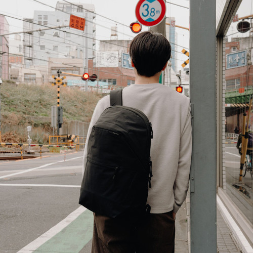 city-backpack-22L-black-lifestyle-L1110418 | Peak Design official