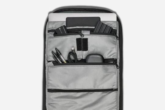 頂部收納袋，可存放細小物件