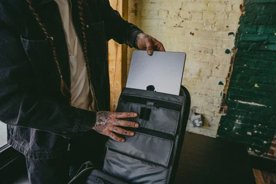 可放置16&rdquo; MacBook Pro