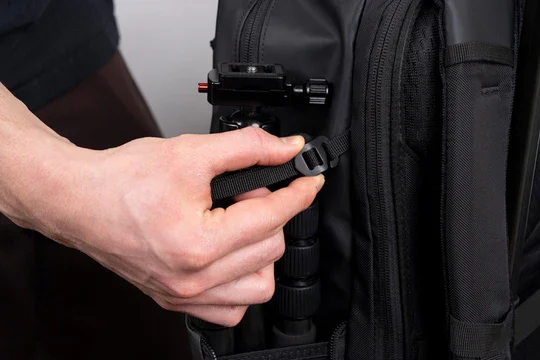 特設收緊帶（Cinch Strap），可固定水瓶或三腳架