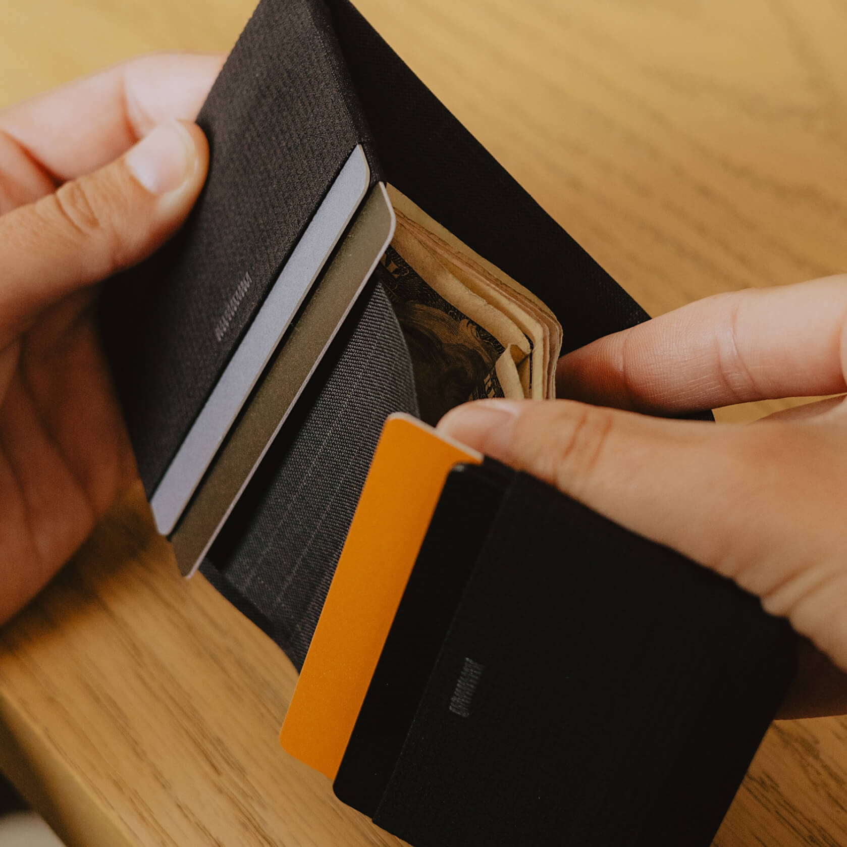 Peak Design Everyday Billfold Wallet Kelp 快速取卡，卡片紙幣各有位置