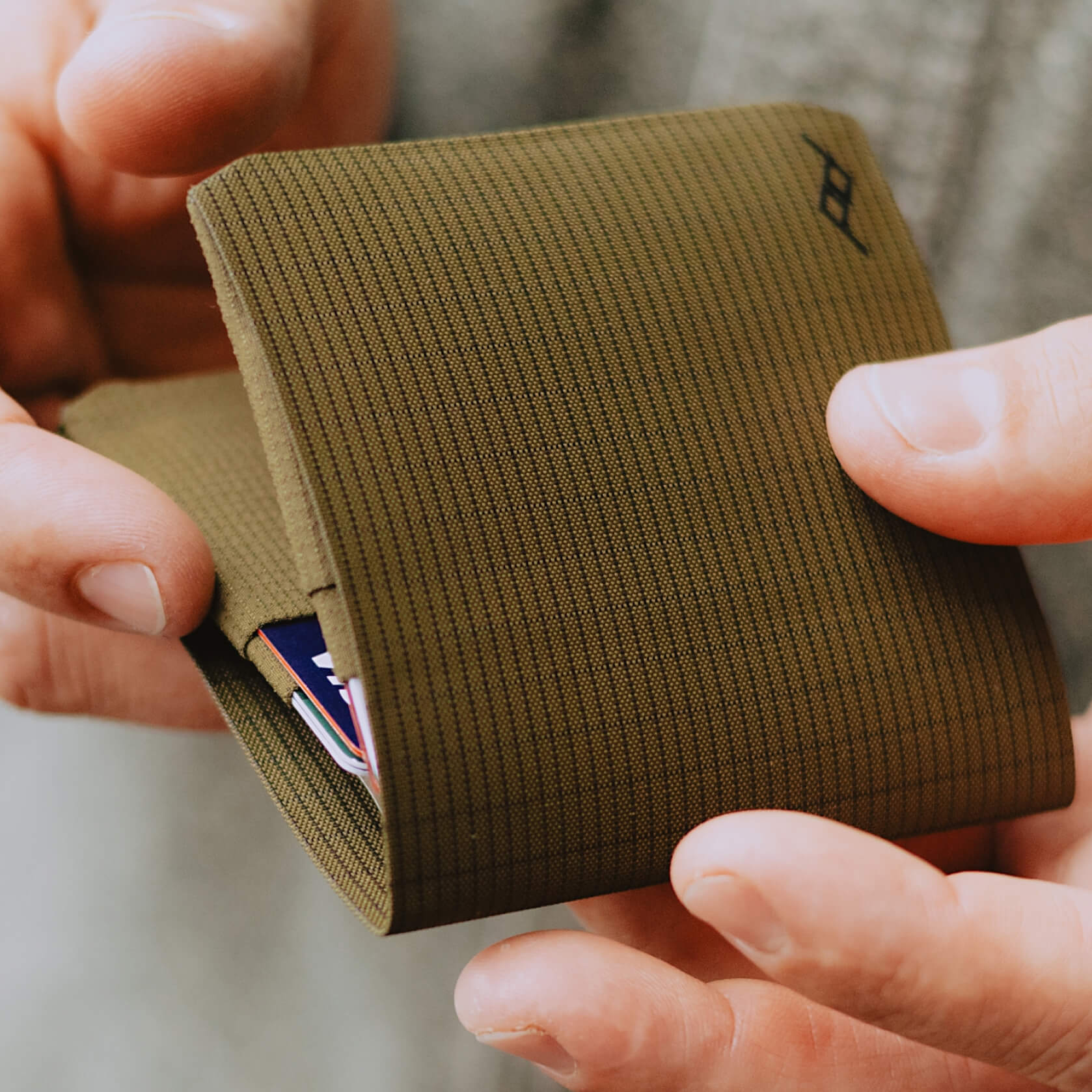 Peak Design Everyday Billfold Wallet Kelp 可放最多 12 張卡，仍保持俐落外形