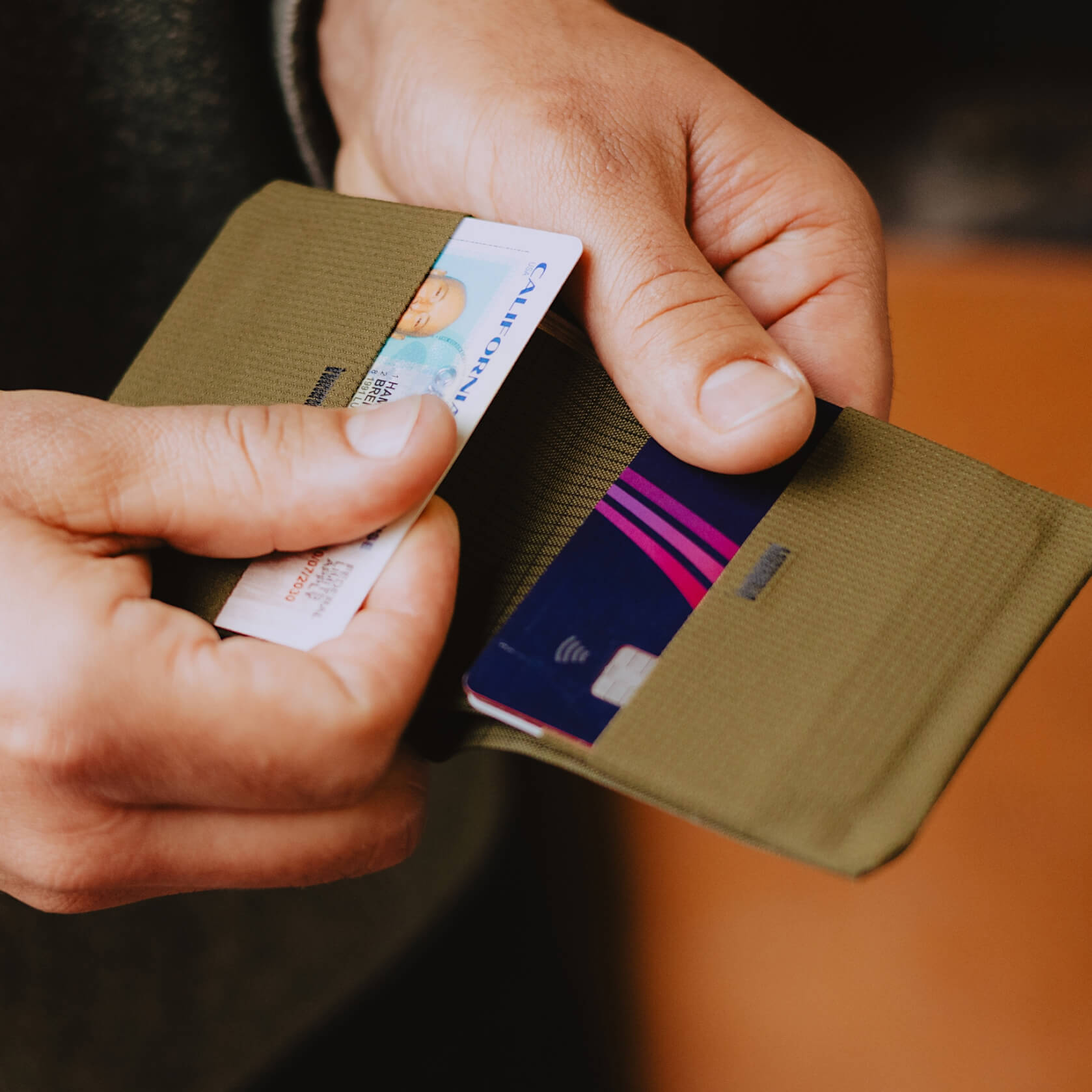 Peak Design Everyday Billfold Wallet Kelp 內置 RFID 防護，保護日常卡片