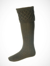House of Cheviot shooting socks in green. Merino wool for added warmth and comfort in a lattice design style. Ideal formal country clothing.