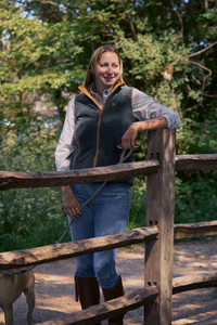 Harkila Lady Sandhem 200 Fleece Waistcoat in Dark Navy, features a wind-resistant lining. Harkila Lady Sandhem 200 Fleece Waistcoat in Dark Navy, features a wind-resistant lining.