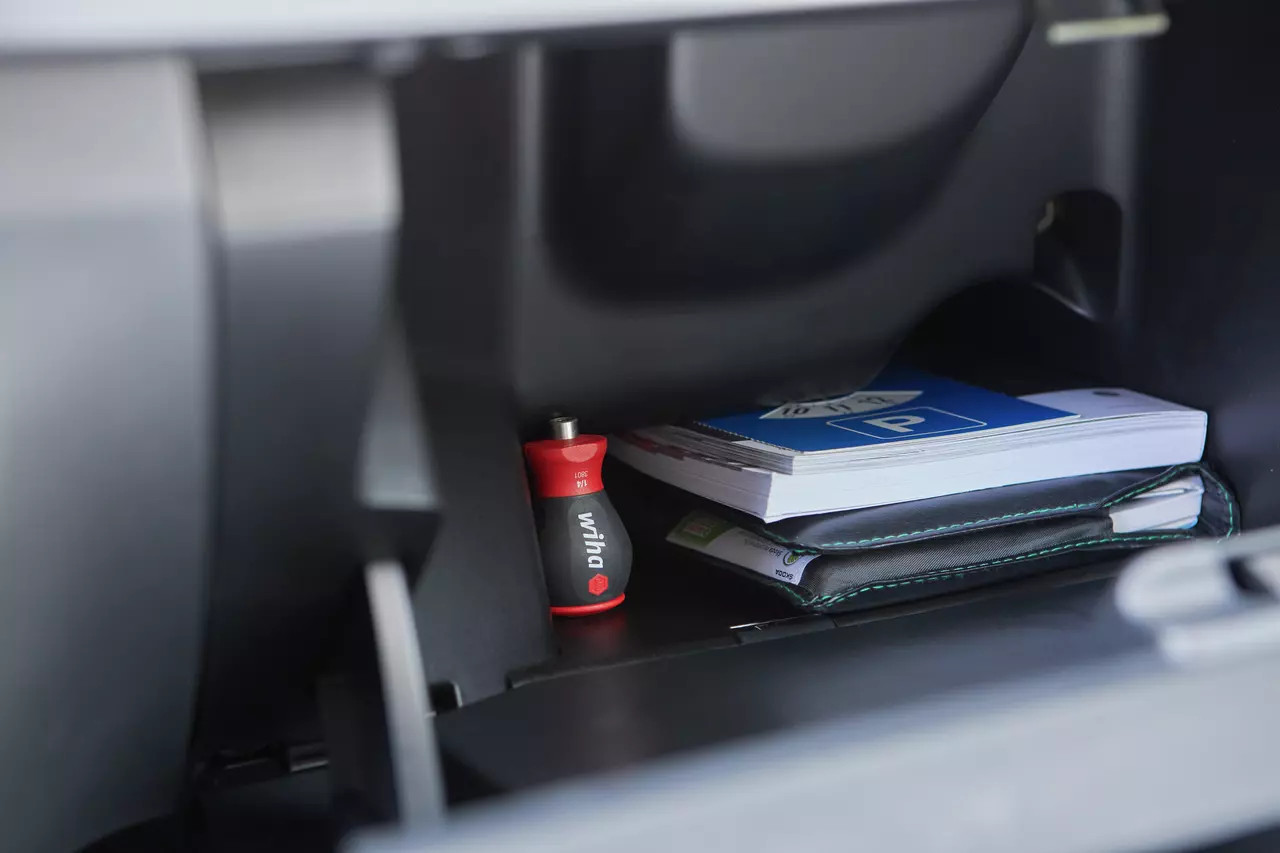 Screwdriver with bit magazine magnetic is compact and space-saving