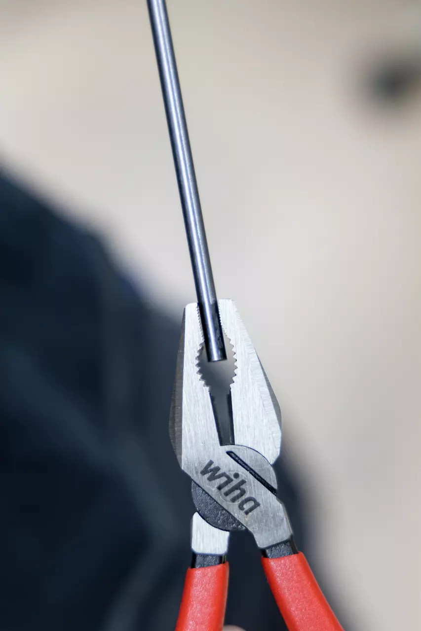The Classic pliers set from Wiha contains combination and needle nose pliers, as well as diagonal cutters, which constitute the perfect basic equipment for every tradesman