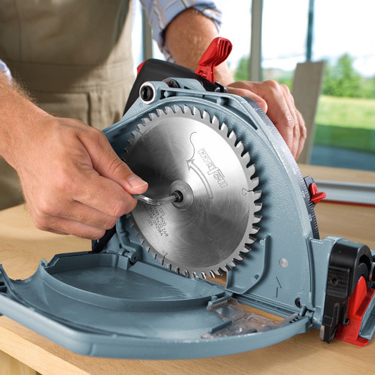 Explore the MAFELL MT 55-18 Corded plunge track circular saw, featuring an 18V battery for mains independence and precise cutting capabilities.