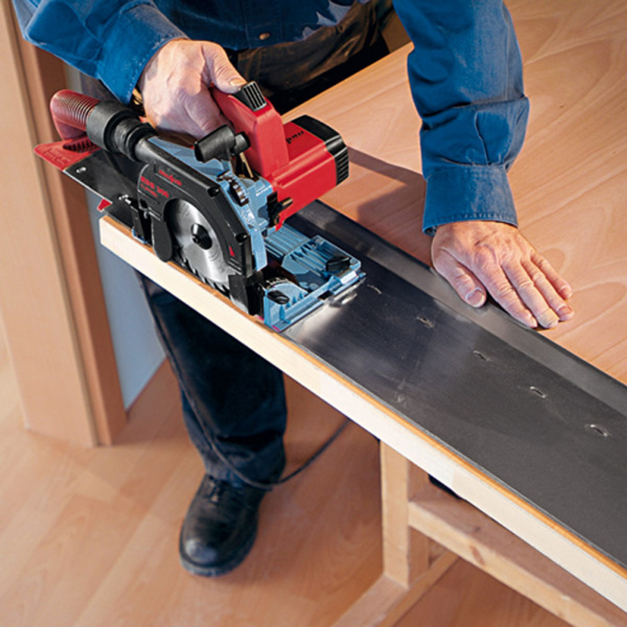 The KSS 300 circular saw is ideal for cutting panel materials, doors, worktops, parquet, laminate, and solid wood