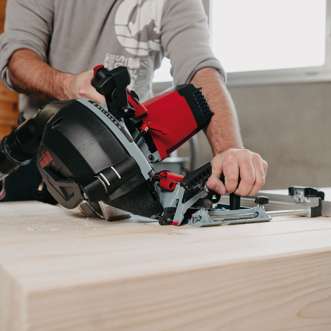 Discover the MAFELL NFU 50 Groove Cutter with Cross Cut System, a powerful 2300 W tool designed for versatile milling operations in timber construction.