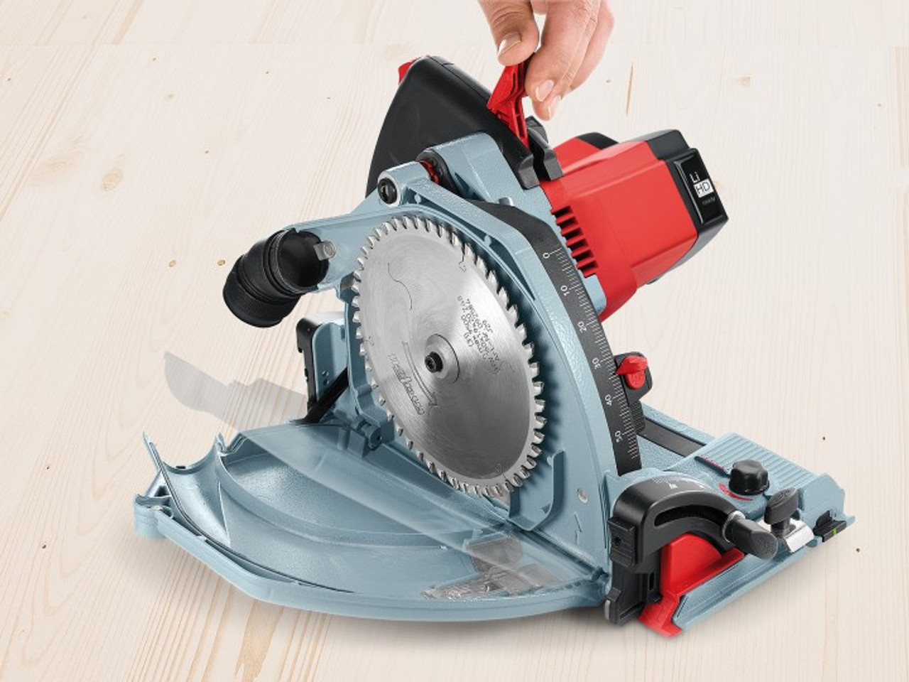 Explore the MAFELL MT 55-18 cordless plunge track circular saw, featuring an 18V battery for mains independence and precise cutting capabilities.