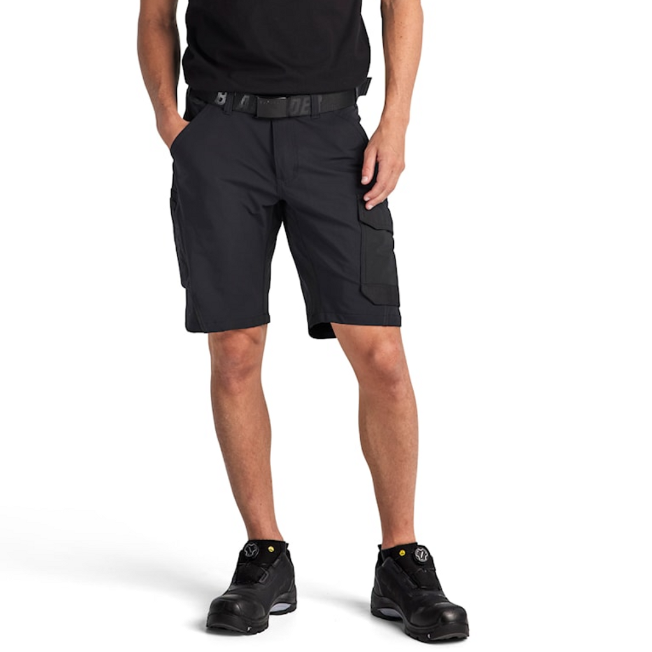 The work shorts have a narrower fit, and there are elastics in the waistband for even better comfort. The work shorts have a narrower fit, and there are elastics in the waistband for even better comfort.