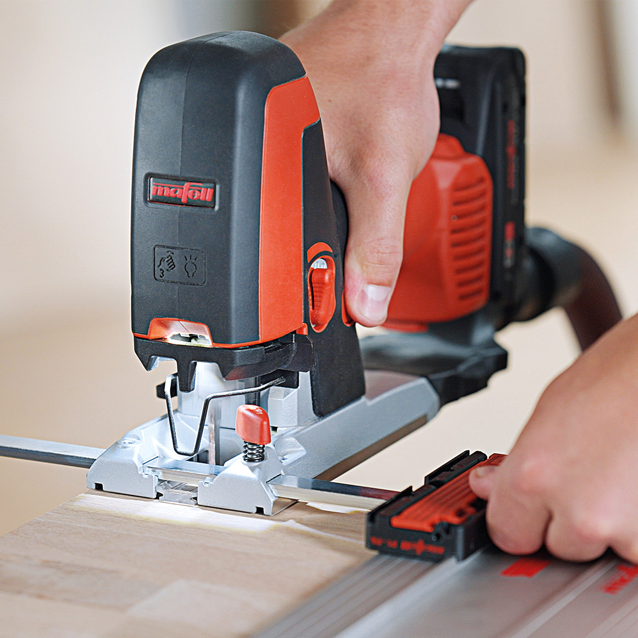 The powerful rechargeable drive system of the high-performance jig saw PS 2-18 not only expands its operating range but also offers uncompromising precision